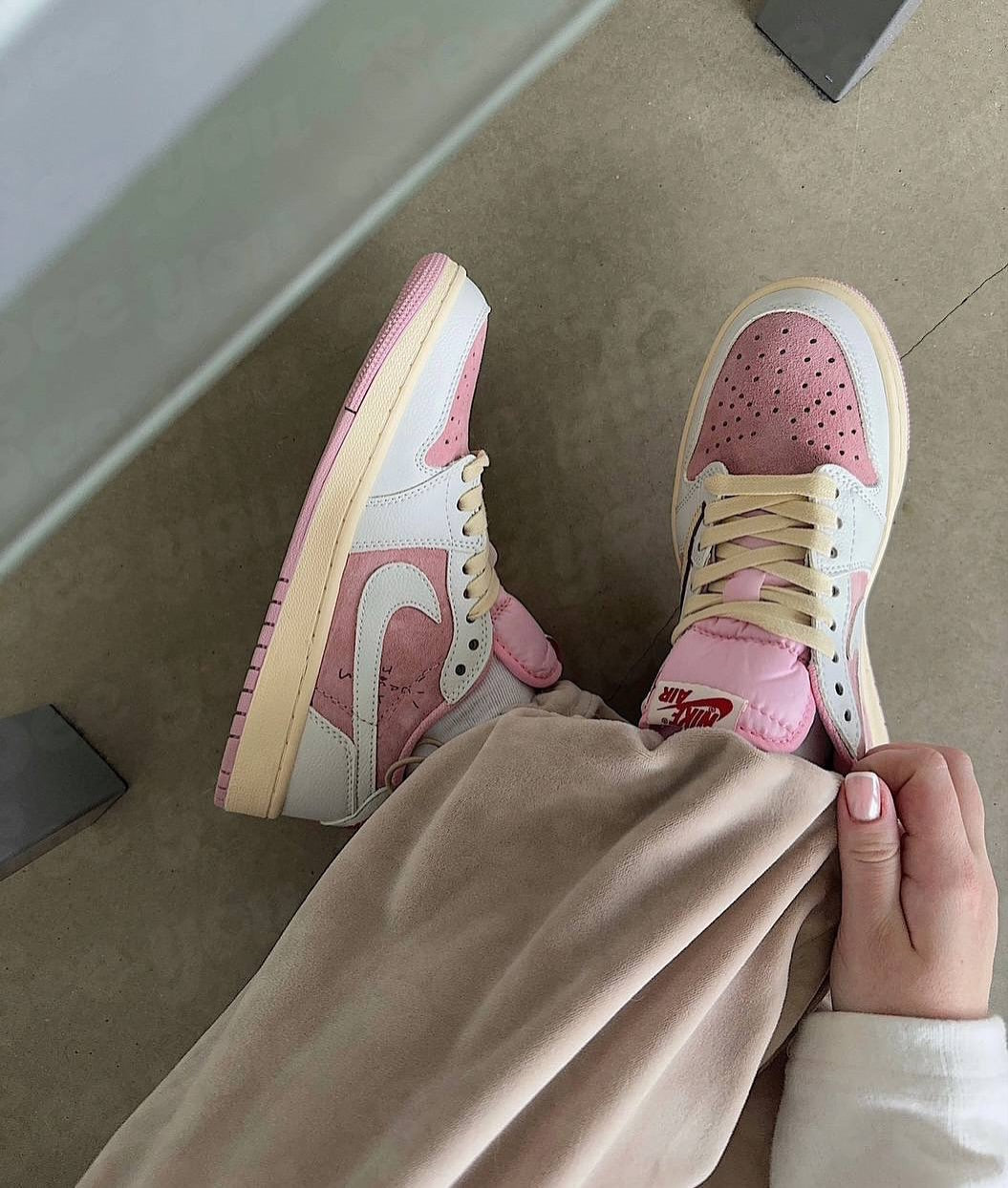 Travis scott AJ1 “ Shy Pink “
